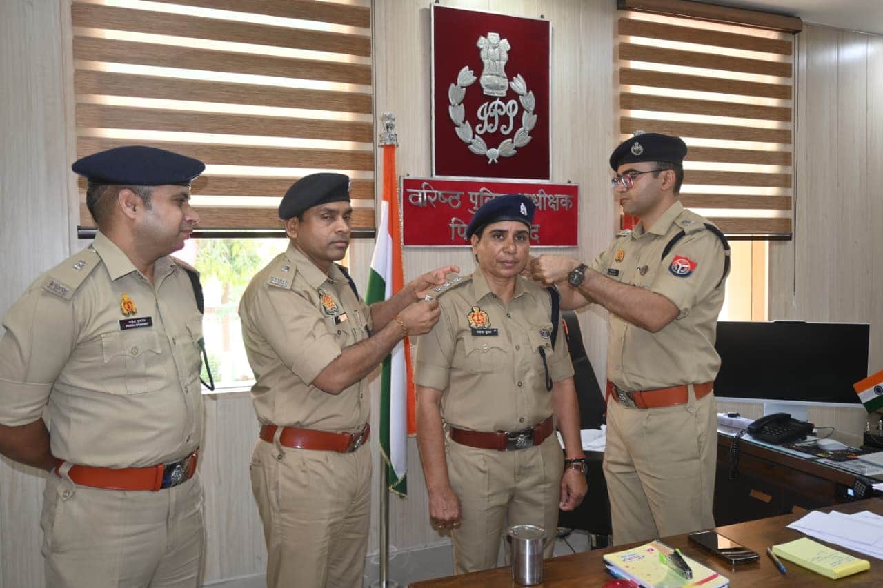 रंजना गुप्ता के कंधों पर सिल्वर स्टार लगाते अधिकारी। स्रोतः पुलिस