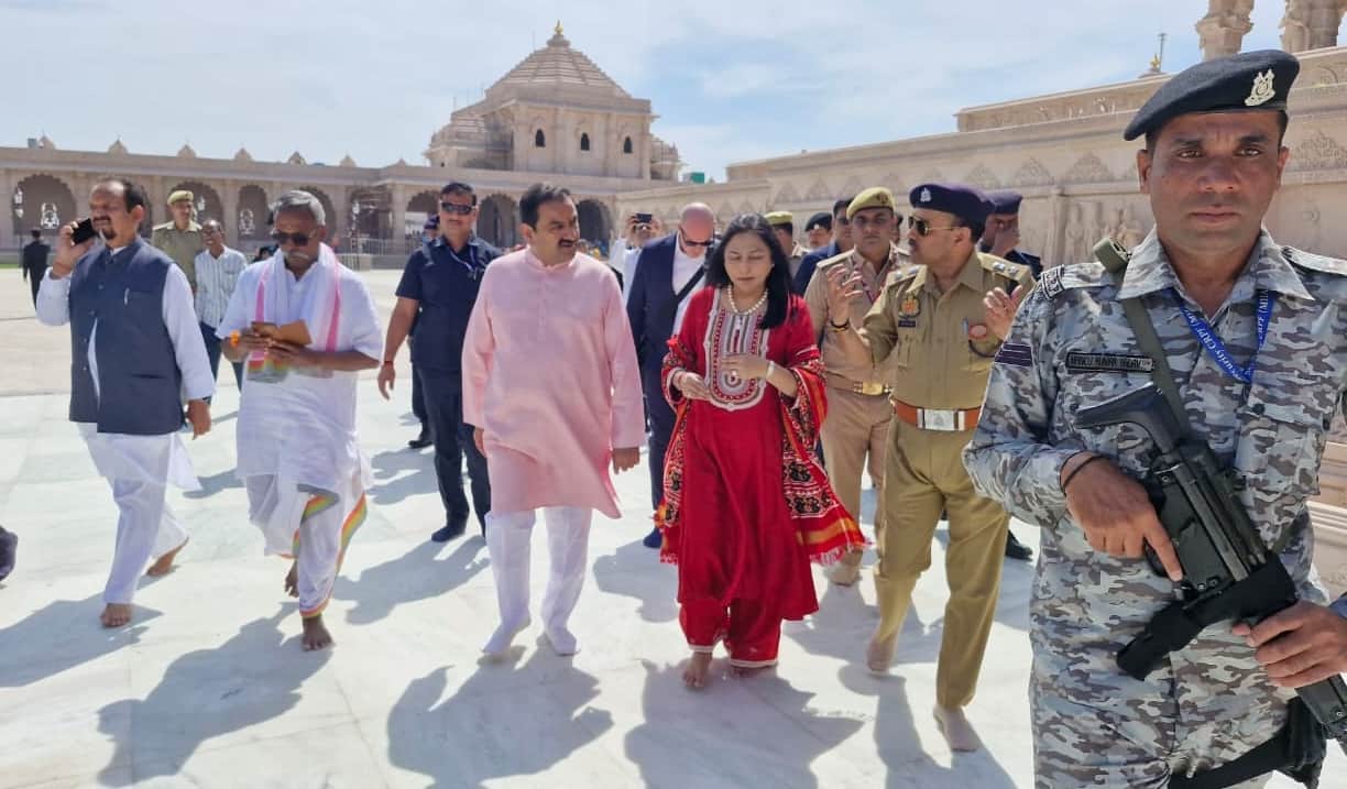 राम मंदिर परिसर में परिवार के साथ मौजूद गौतम अडानी।