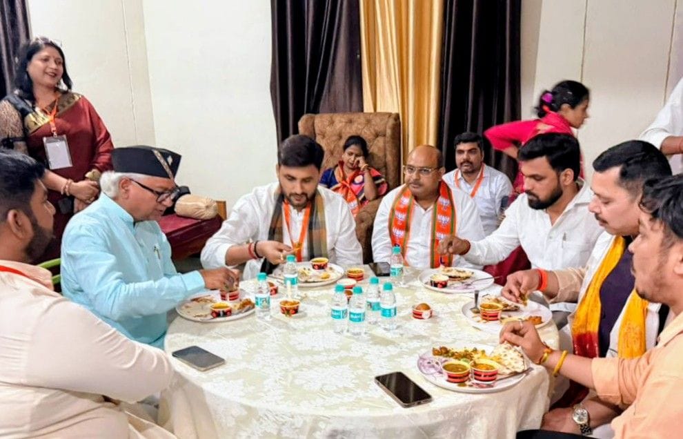 To strengthen the organization, the BJP leader spent the night with the workers.