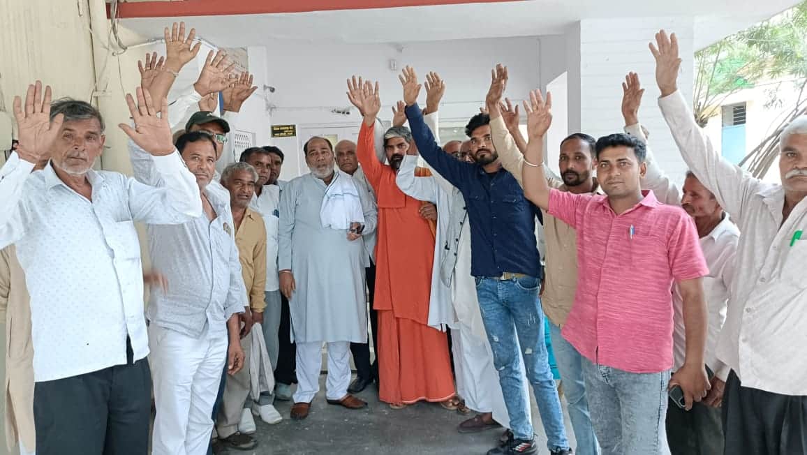 रुड़की तहसील में पहुंचे ग्राम प्रधान घनश्याम और किसान नेता प्रदम सिंह रोड़ मांगों को लेकर नारेब