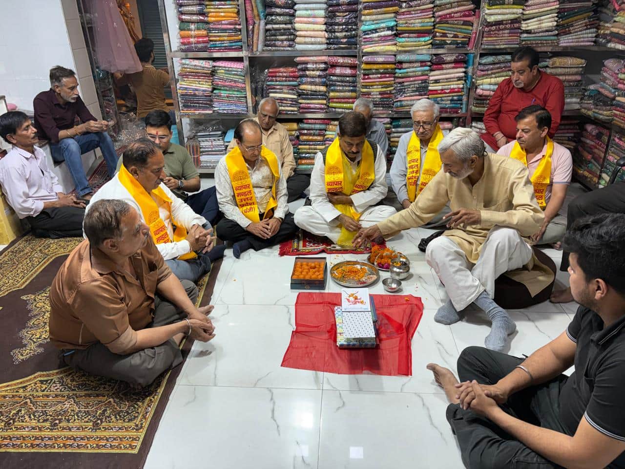 रायवाला कपड़ा मार्केट में बही खाता पूजन करते व्यापार मंडल के पदाधिकारी स्रोत स्वयं