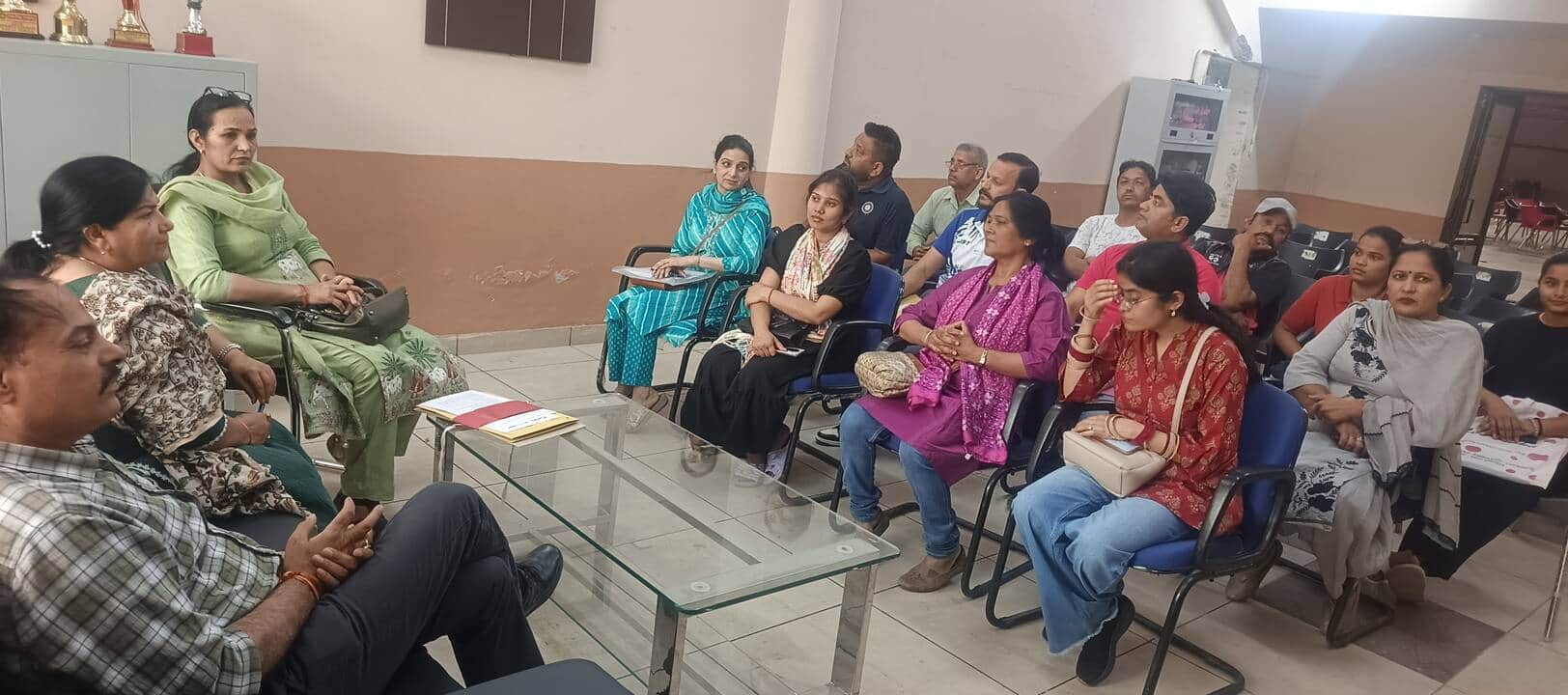 सीडीएलयू में प्रतियोगिता को लेकर बैठक करते हुए। विवि 