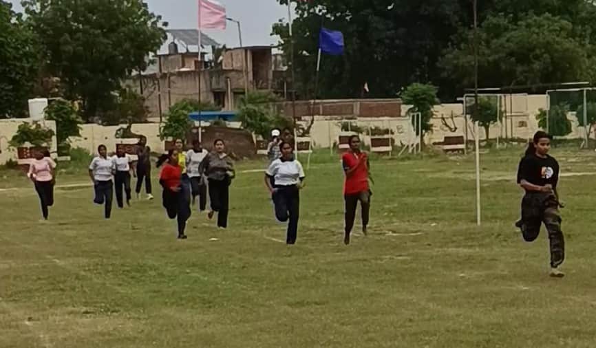 साकेत महाविद्यालय के ग्राउंड में दौड़ लगाती छत्राएं।