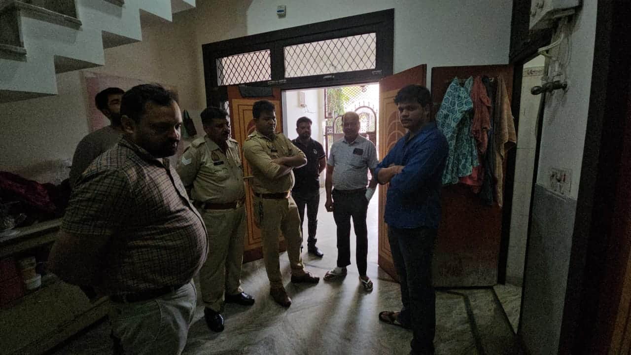 सिलिंडरों की जांच के लिए मकान में छापा मारने पहुंची टीम। स्रोत पुलिस