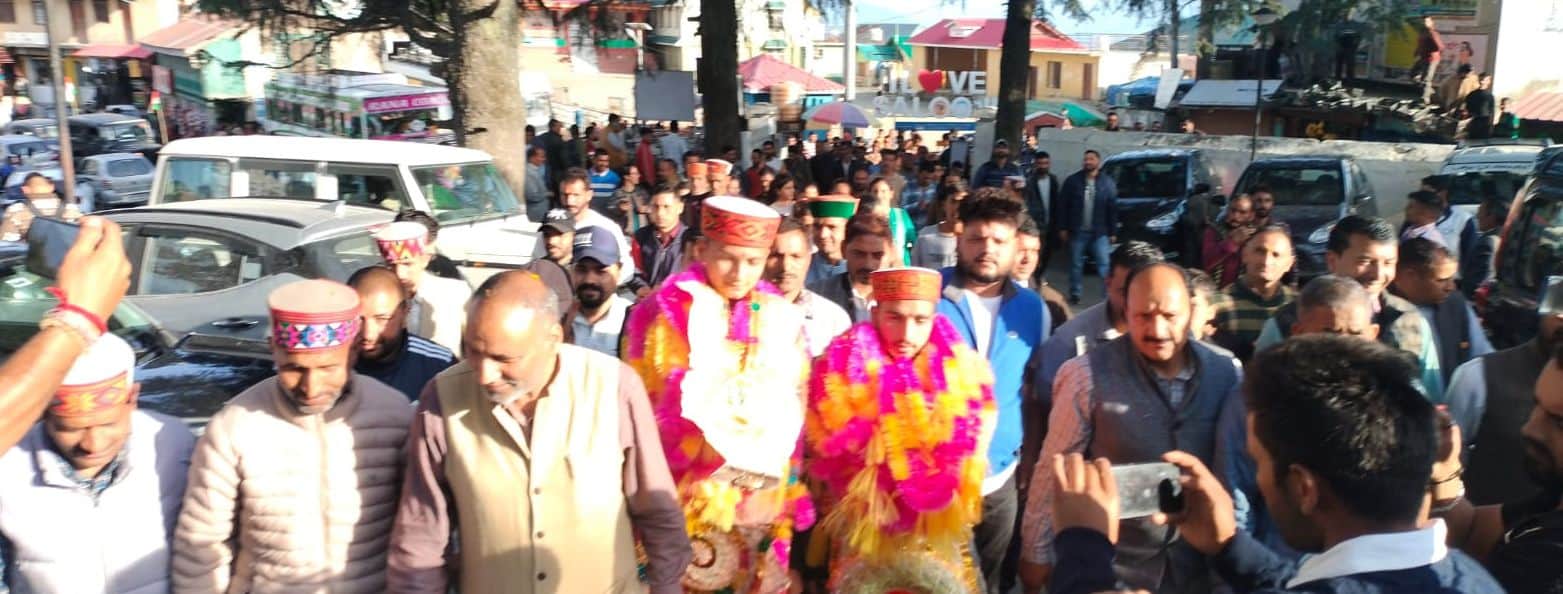 सलूणी बाजार पहुंचने पर गोल्ड मेडल जीतने वाले होनहारो का स्वागत करते ग्रामीण: जागरूक पाठक