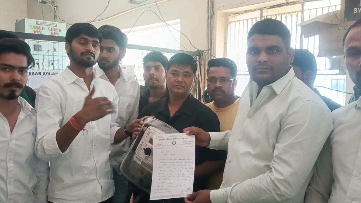Bhakiyu Ambawata surrounded the electricity department over the increased bills of smart meters.