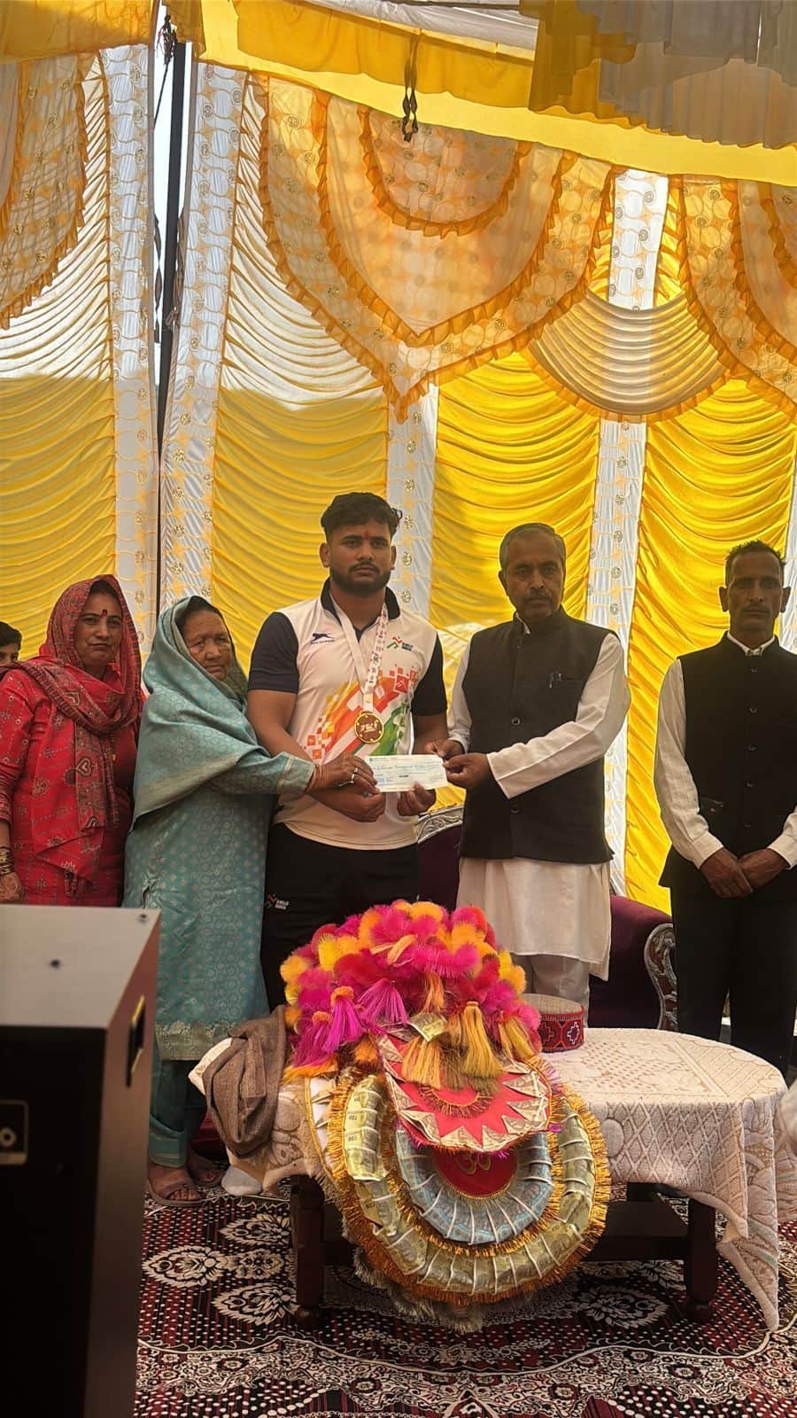 समोट पहुंचने पर नवीश का स्वागत करते: जागरूक पाठक