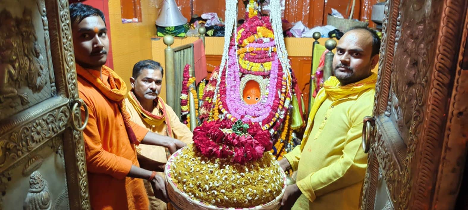 सूरापुर विजेथुआ धाम पर हनुमान जी को भोग लगाते पुजारी। स्रोत-ग्रामीण