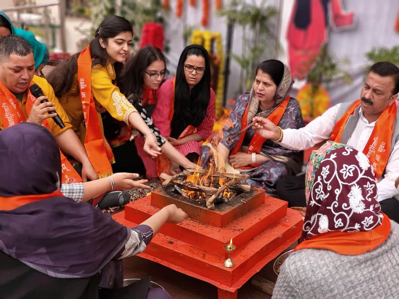 सुंदरनगर में डीएवी स्कूल में नए सत्र के शुभारंभ पर हवन यज्ञ करते विद्यार्थी और शिक्षक। स्त्रोत: