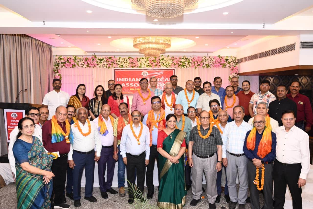 सिविल लाइन स्थित एक होटल में आयोजित आईएमए के शपथ ग्रहण समारोह में मौजूद चिकित्सक।