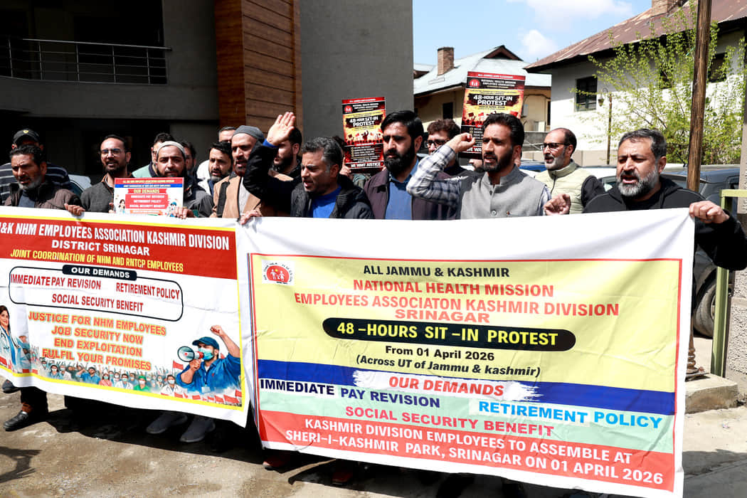 श्रीनगर के  लाल चौक स्थित प्रेस एन्क्लेव में प्रदर्शन करते एनएचएम कर्मी। संवाद