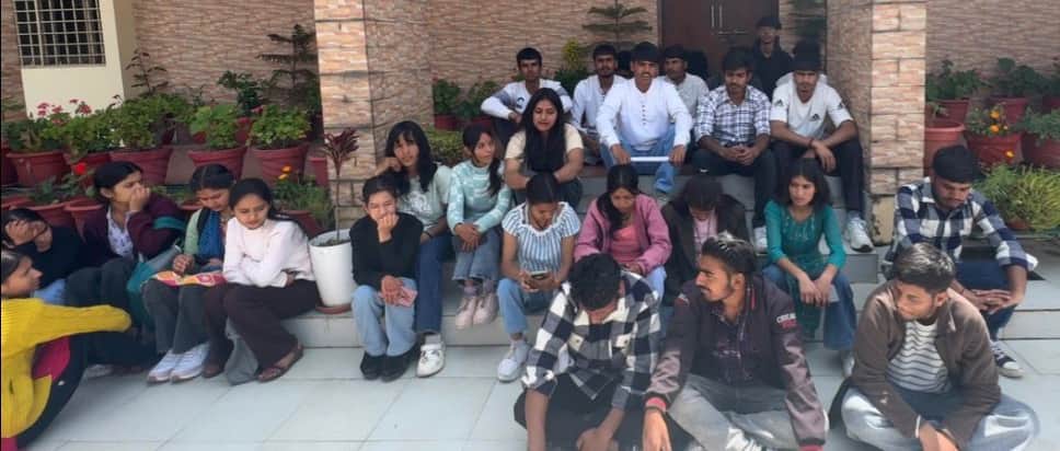 टिहरी श्रीदेव सुमन विवि में परीक्षा परिणाम में गड़बड़ी के विरोध मेें धरने पर बैठे छात्र-छात्राए