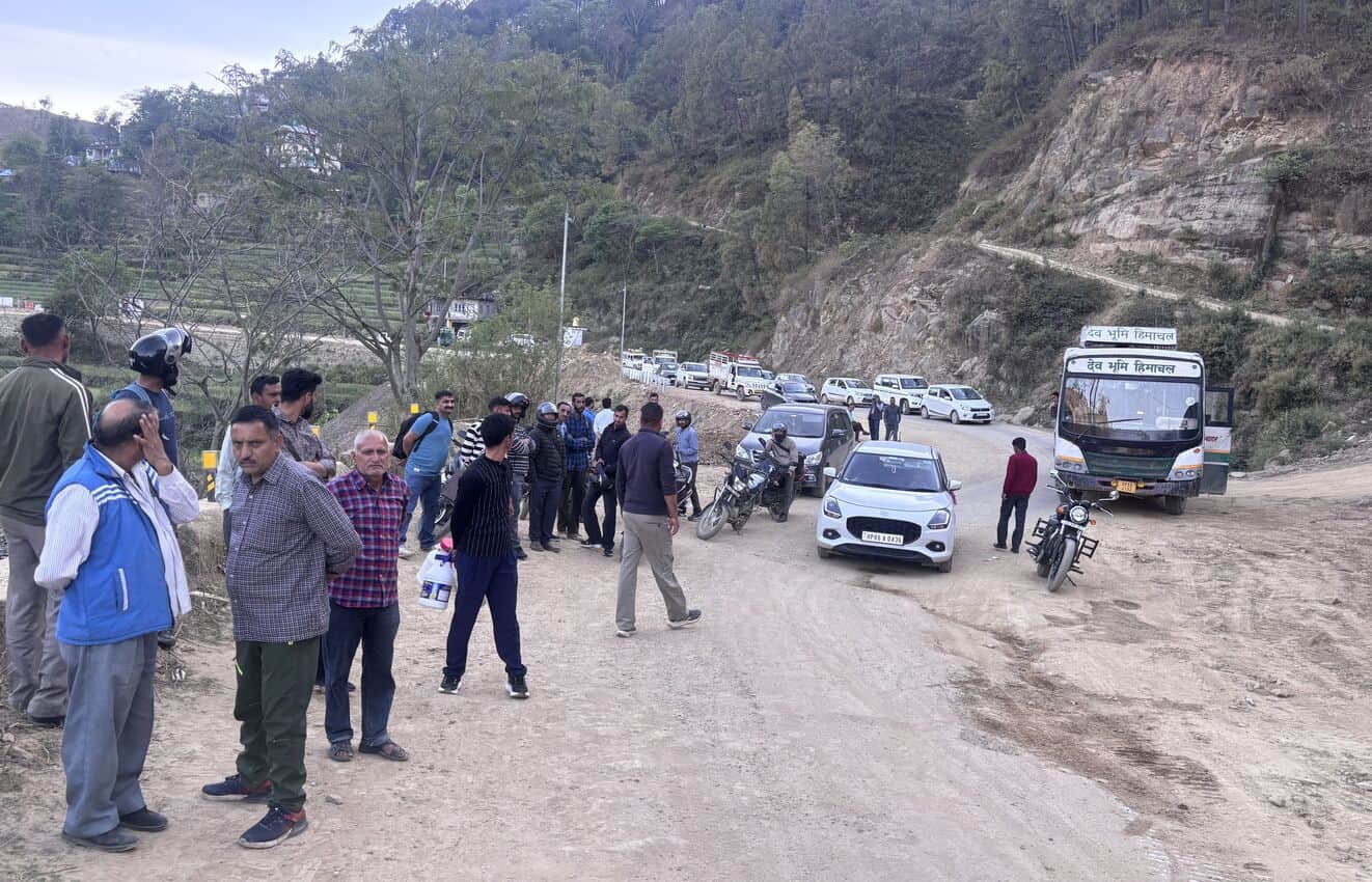 टली में हुए भुस्खलन से सड़क मार्ग पूरी तरह ठप्प होने से दोनों तरफ लगी वाहनों की लंबी कतारें।