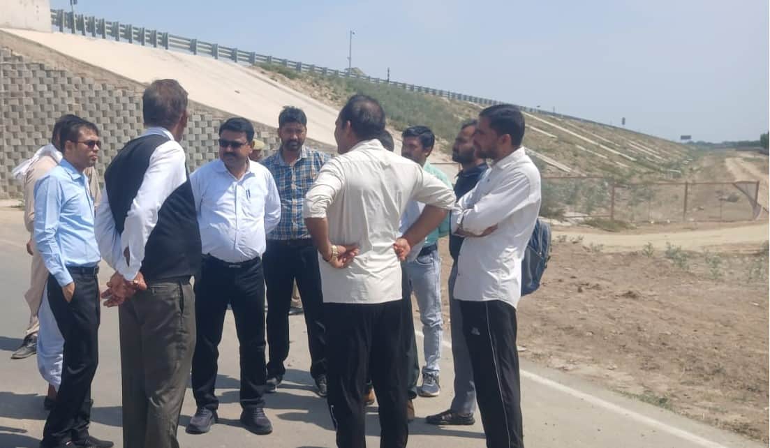 तिलहर में खमरिया गांव के पास निरीक्षण करते एसडीएम व अन्य। स्रोत : प्रशासन