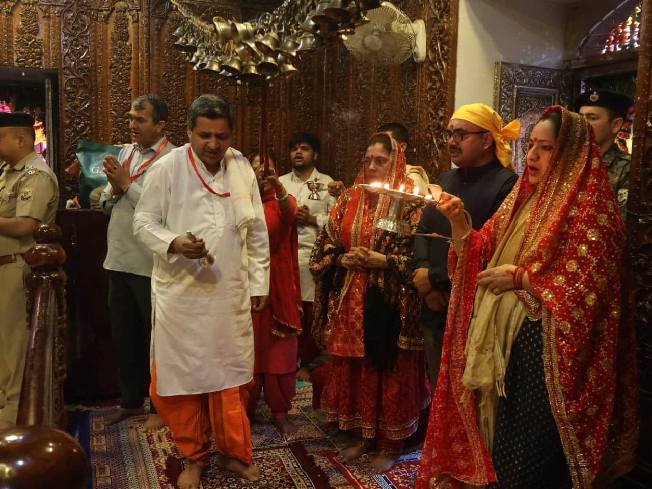 त्रिलोकपुर मंदिर में देवी मां की आरती करती उपायुक्त सिरमौर। संवाद