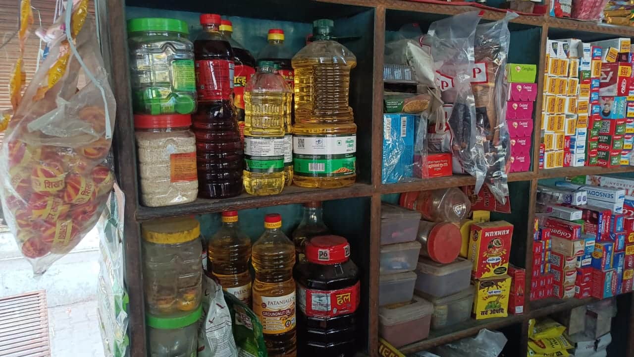 दुकान में रखा रिफाइंड ऑयल। संवाद