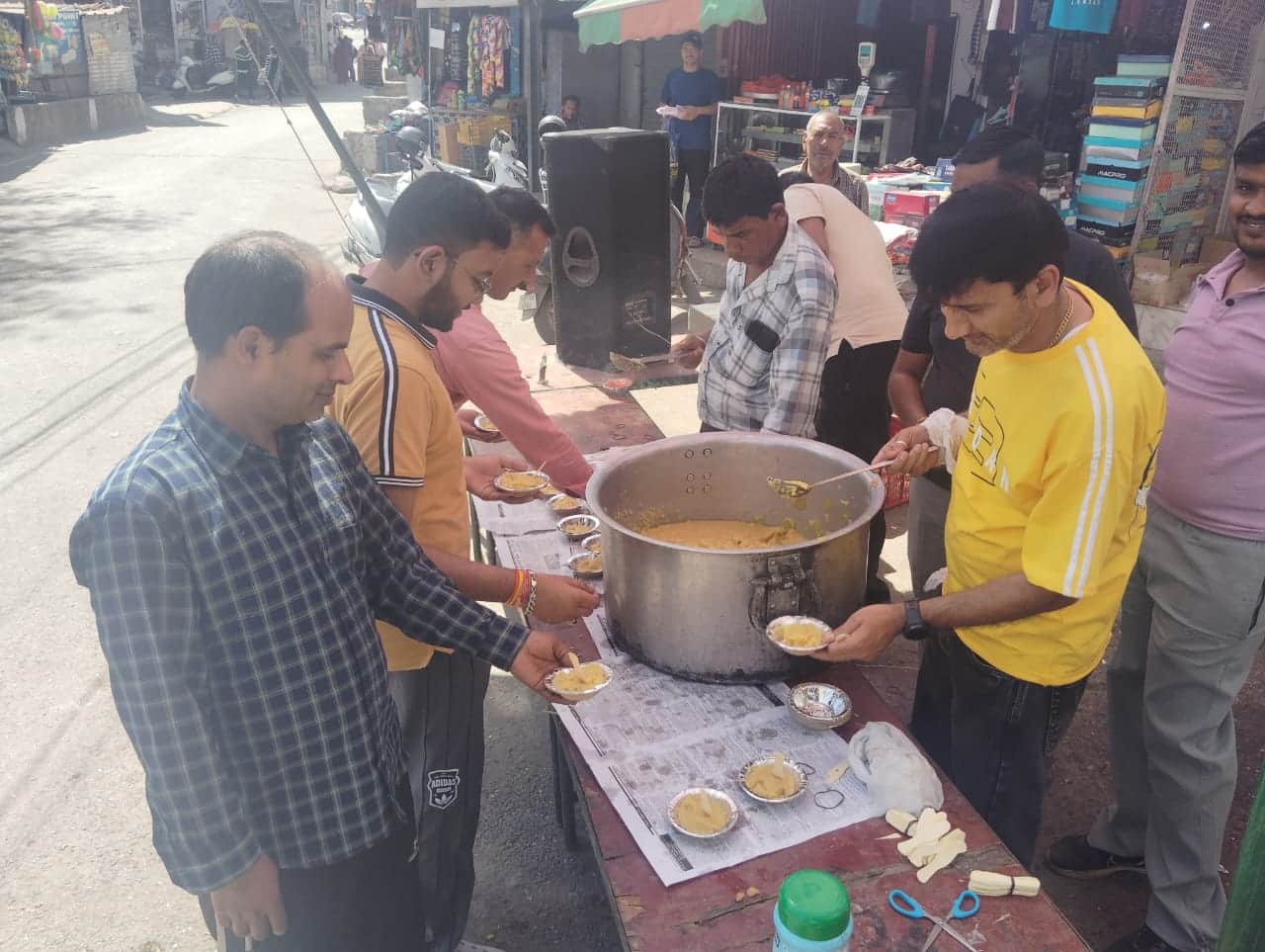 ददाहू में हनुमान जयंती के मौके पर राहगीरों को प्रसाद बांटते युवा व्यापारी। संवाद