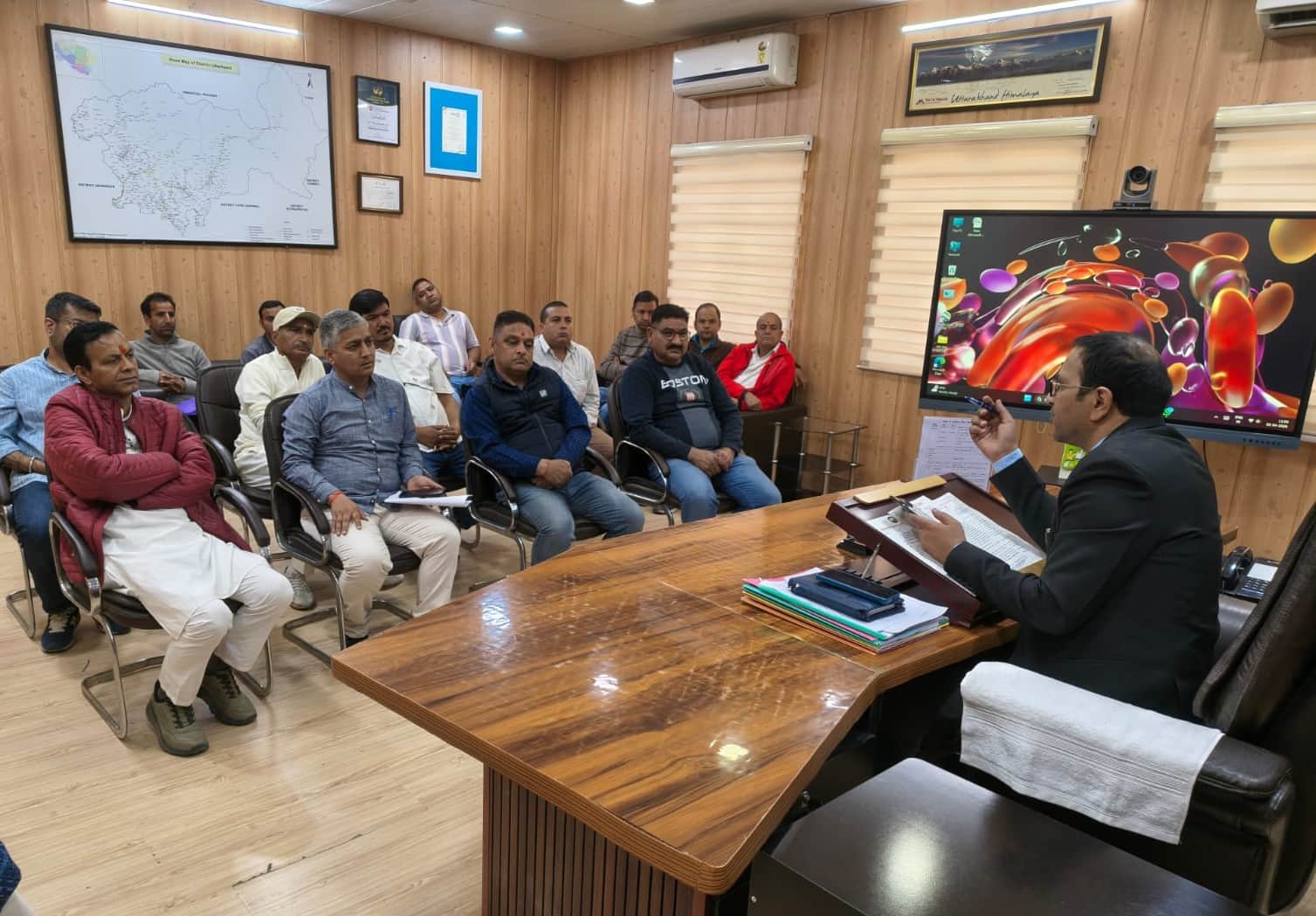 उत्तरकाशी में डीएम से मुलाकात करते यात्रा से जुड़े विभिन्न संगठन के लोग। स्रोत सूचना