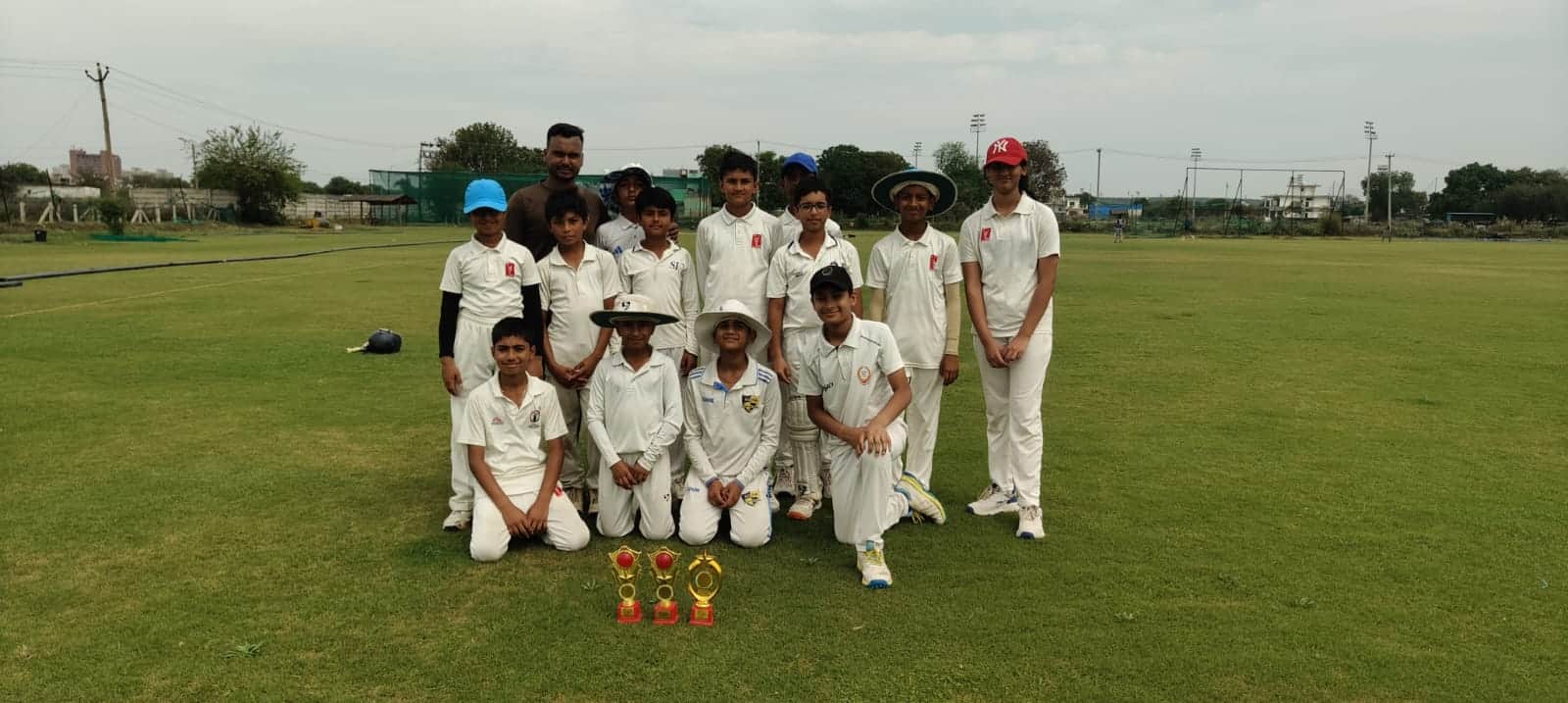 विजेता टीम निश्चय अकादमी के खिलाड़ी। प्रशिक्षक