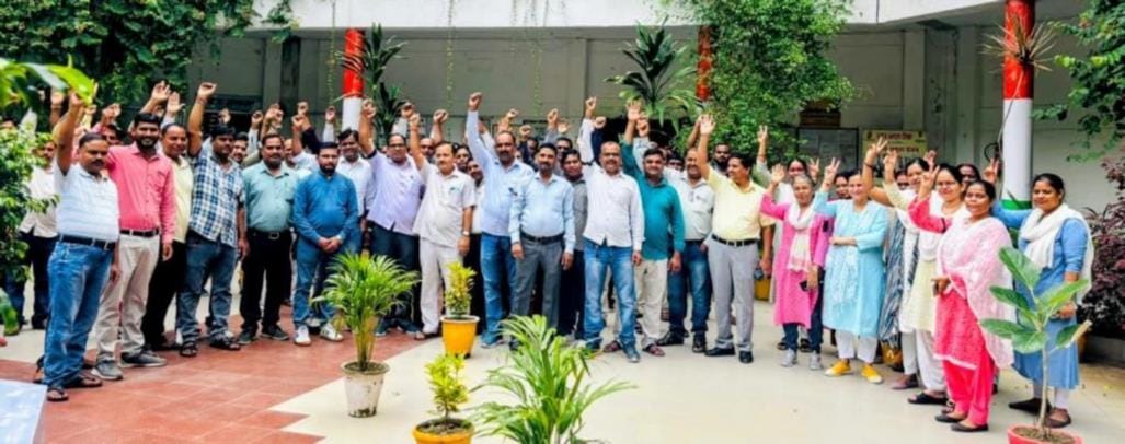 Employees protested by wearing black bands