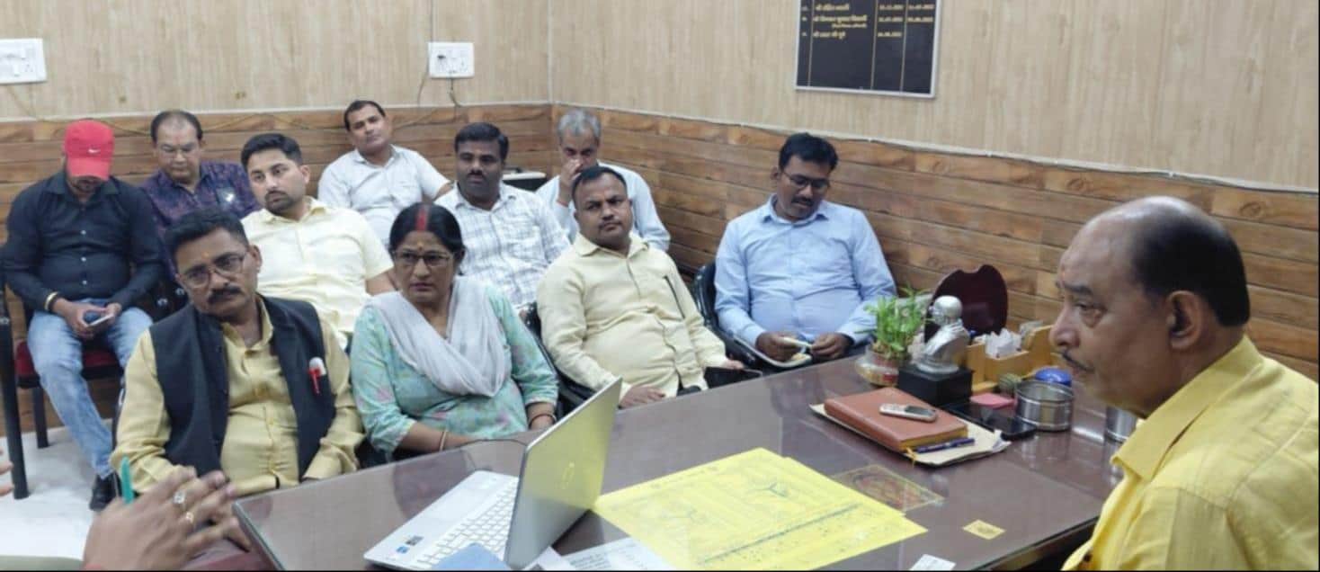 विकास भवन स्थित डीपीआरओ कार्यालय में प्रशिक्षण लेते अधिकारी व कर्मी। स्रोत: विभाग