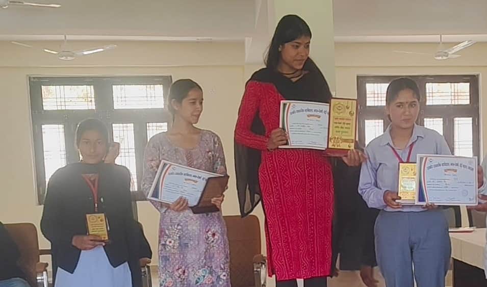 व्यावसायिक महाविद्यालय बनास पैठाणी में पुरस्कार के साथ खेल प्रतियोगिताओं की विजेता छात्राएं। स