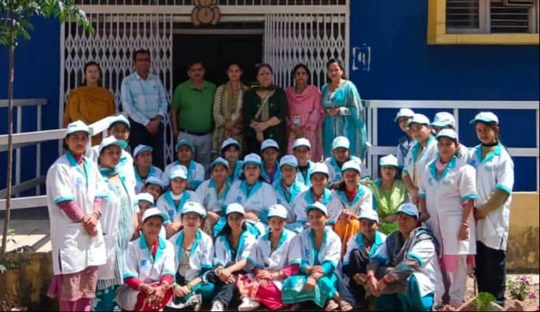 यूकोआरसेटी में फास्ट फूड का प्रशिक्षण पूर्ण करने के बाद निदशेक व मुख्यातिथि के साथ प्रतिभागी मह