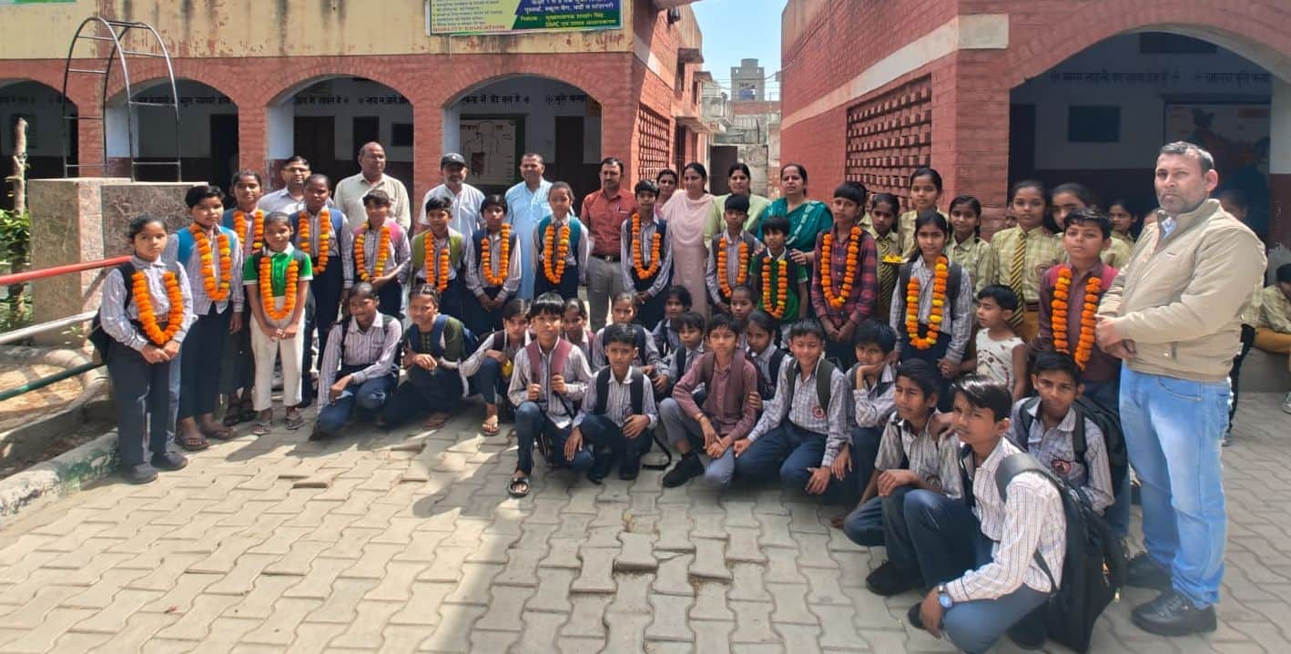 02जेएनडी01: राजकीय माध्यमिक विद्यालय में विद्यार्थियों को माला पहनाकर स्वागत करते हुए। स्रोत स