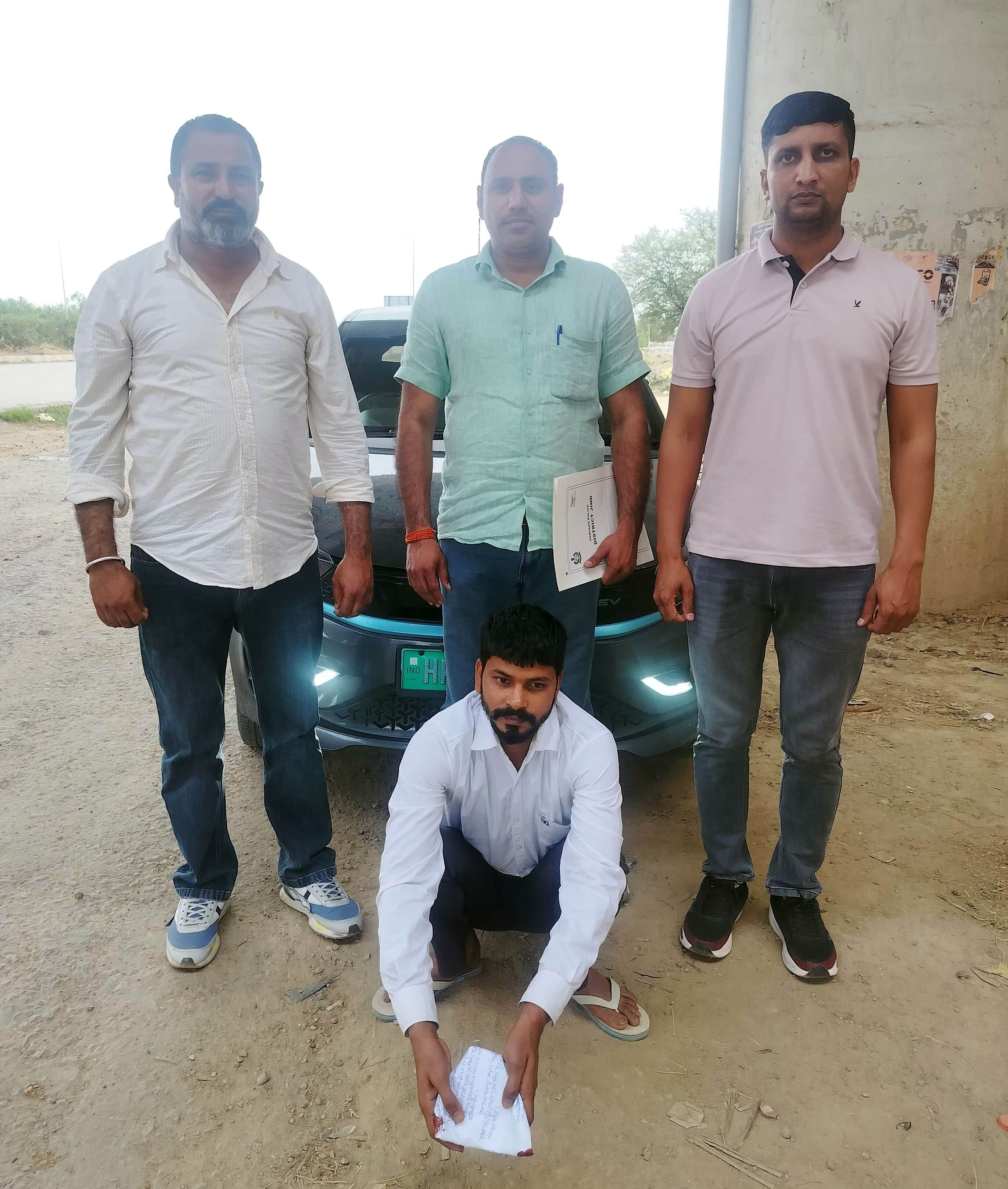 02जेएनडी02-पुलिस गिरफ्त में हेरोइन के साथ पकड़ा गया आरोपी। स्रोत पुलिस