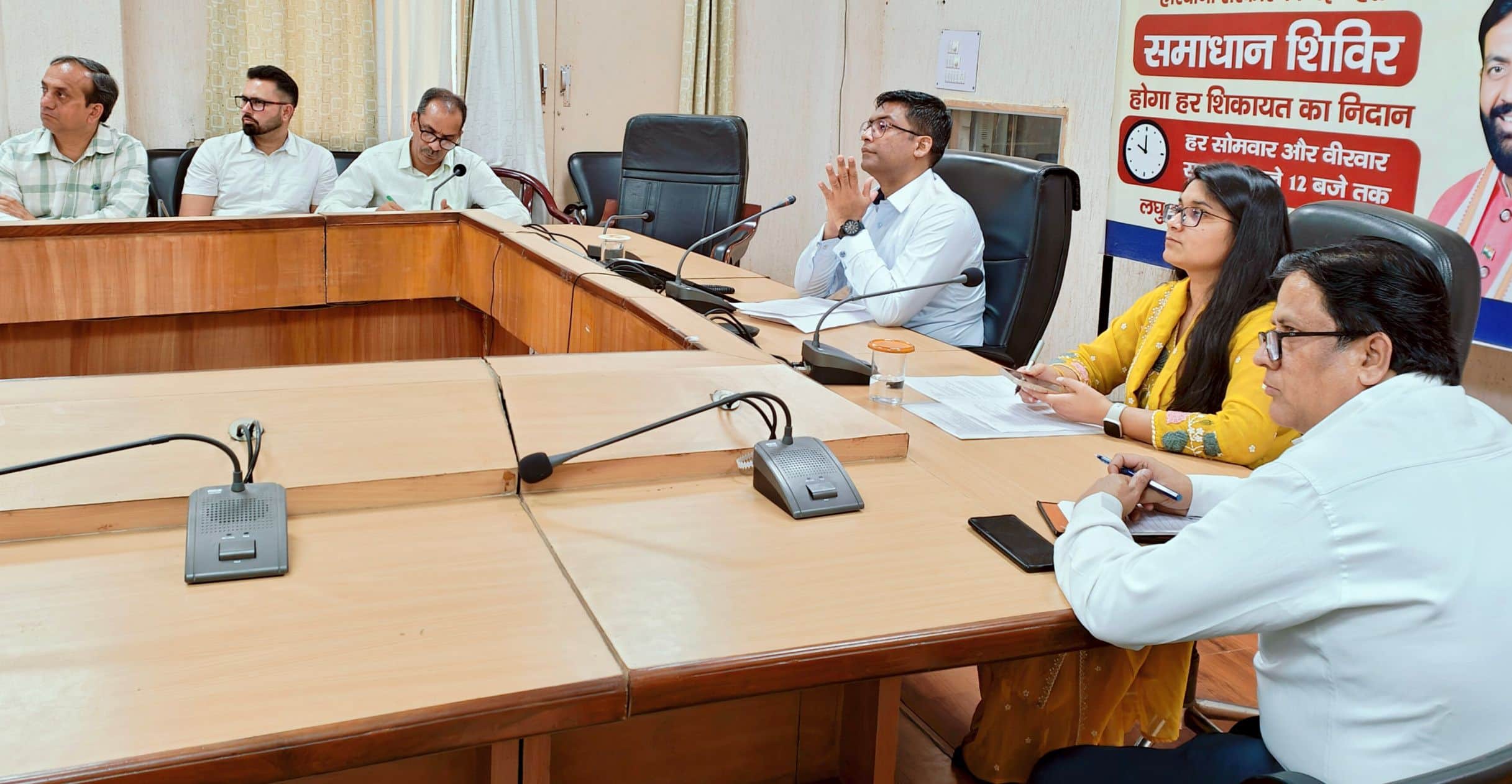 02जेएनडी04: डीसी मोहम्मद  इमरान रजा अधिकारियों की बैठक लेते हुए। स्रोत प्रशासन