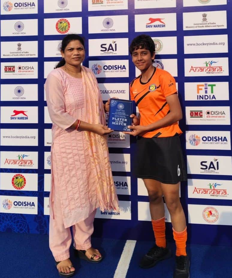 02जेएनडी05: बेस्ट प्लेयर ऑफ द मैच अवार्ड से सम्मानित होते हुए खिलाड़ी काफी श्योकंद। स्रोत कोच।