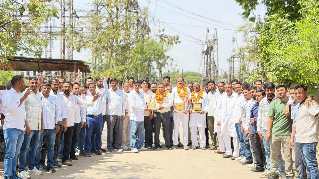 02जेएनडी06: नवनियुक्त पदाधिकारियों को सम्मानित करते हुए अन्य कर्मचारी। स्रोत कर्मचारी।