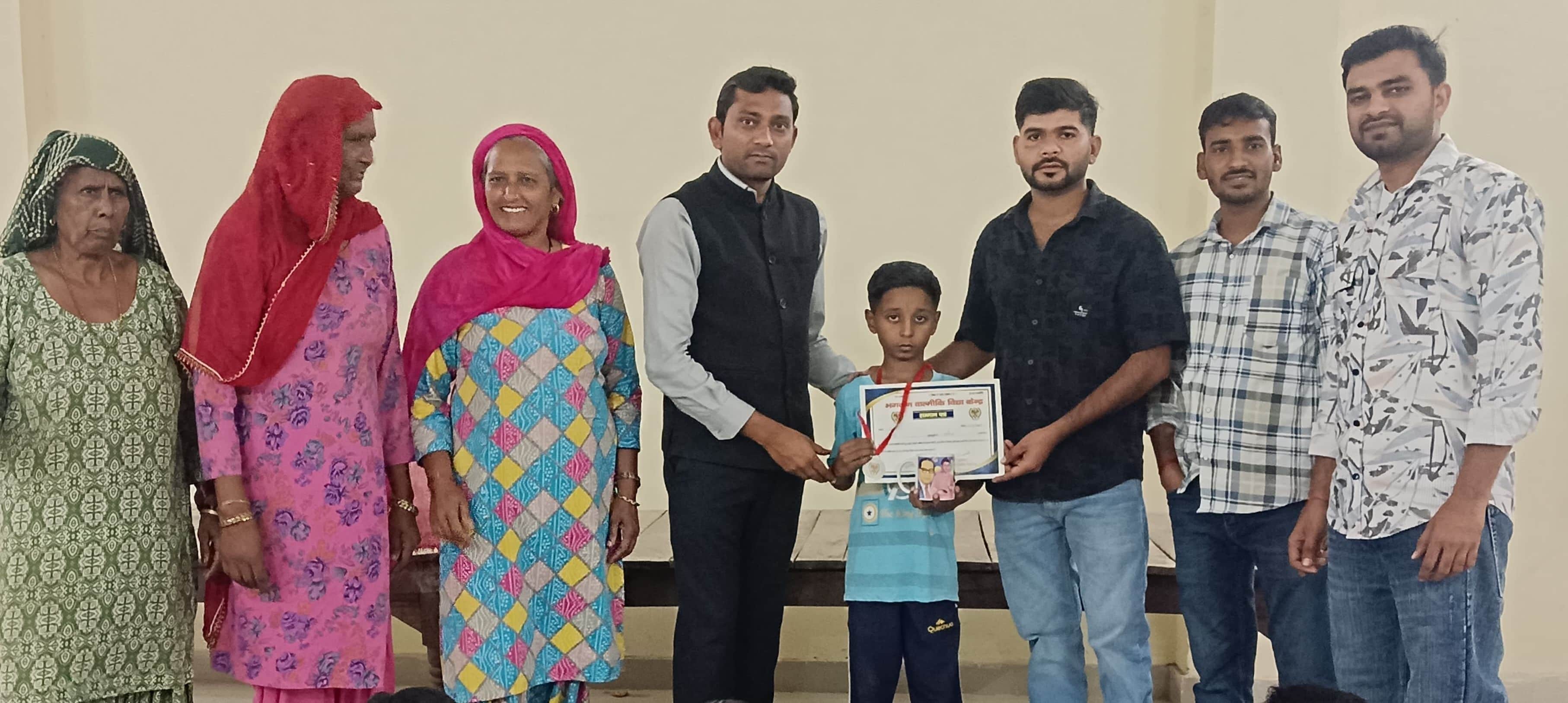 02जेएनडी08: स्कूली परीक्षाओं में प्रथम स्थान पर आने वाले बच्चों को सम्मानित करते हुए सुमित हमीर