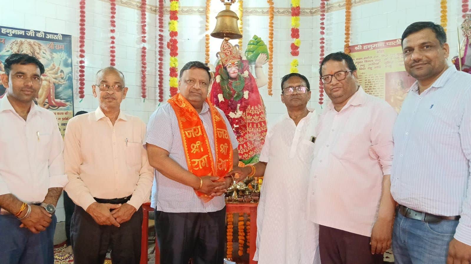 02जेएनडी10: संकट मोचन हनुमान मंदिर में मौजूद श्रद्धालु। स्रोत श्रद्धालु