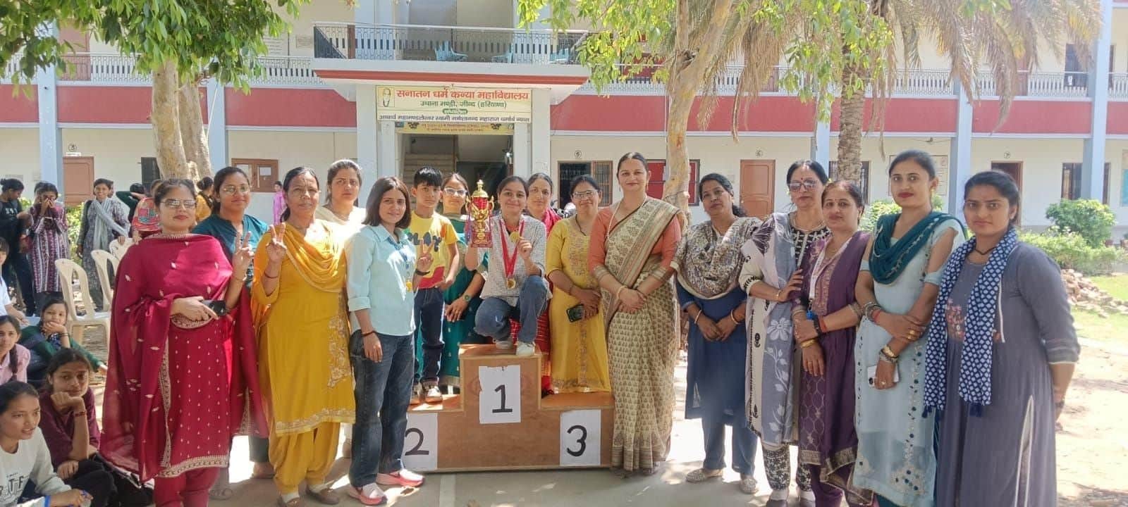 02जेएनडी11: विजेता खिलाडियों को सम्मानित करते हुए प्राचार्य और अन्य। स्रोत कोच