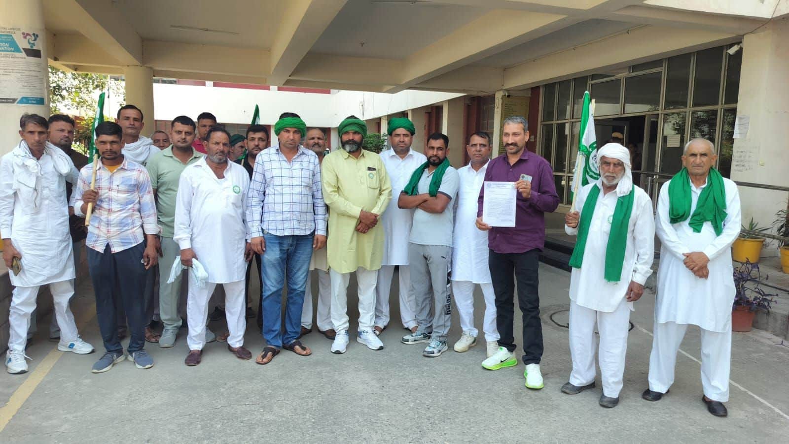 02जेएनडी15: लघु सचिवालय में मांग पत्र सौंपने के लिए पहुंचे किसान संगठन के सदस्य। संवाद