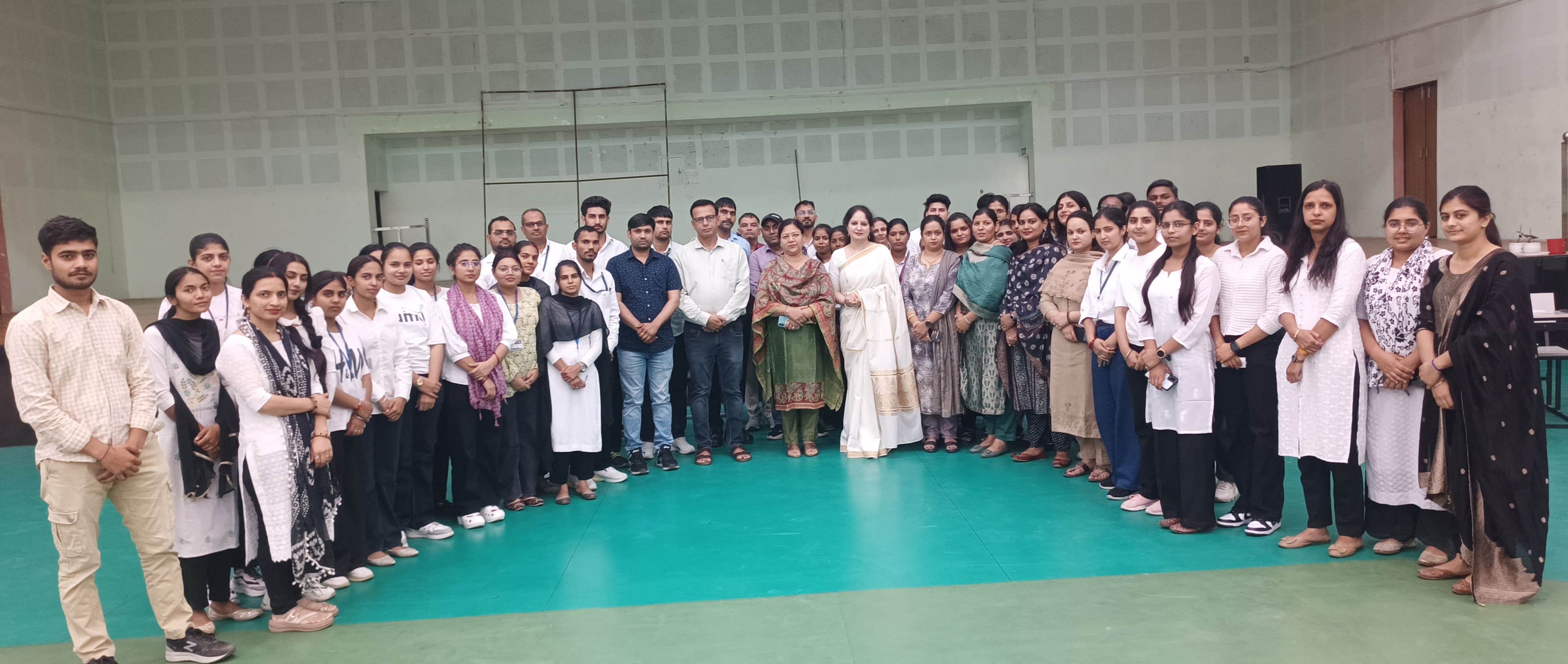 02जेएनडी18: सीआरएसयू में एक दिवसीय काउंसलिंग कैंप में मौजूद स्टाफ सदस्य और अन्य। स्रोत विवि