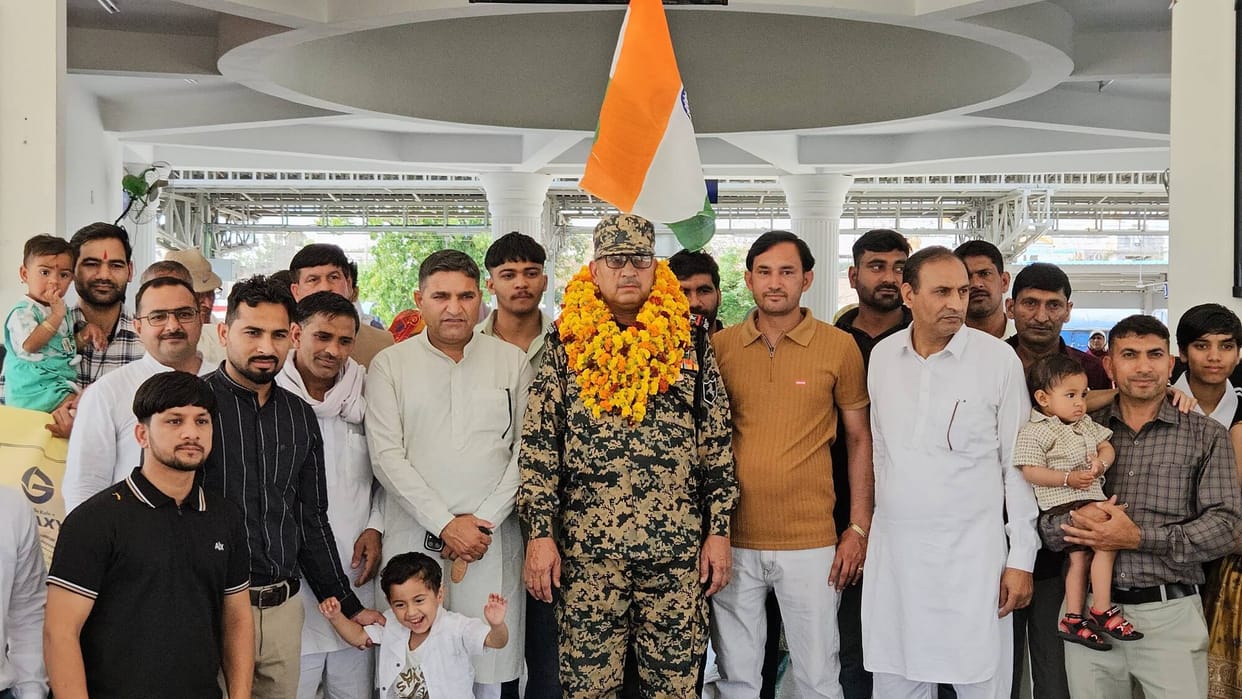 BSF Veteran Lakshmi Narayan Welcomed Upon Returning to His Village After 38 Years of National Service