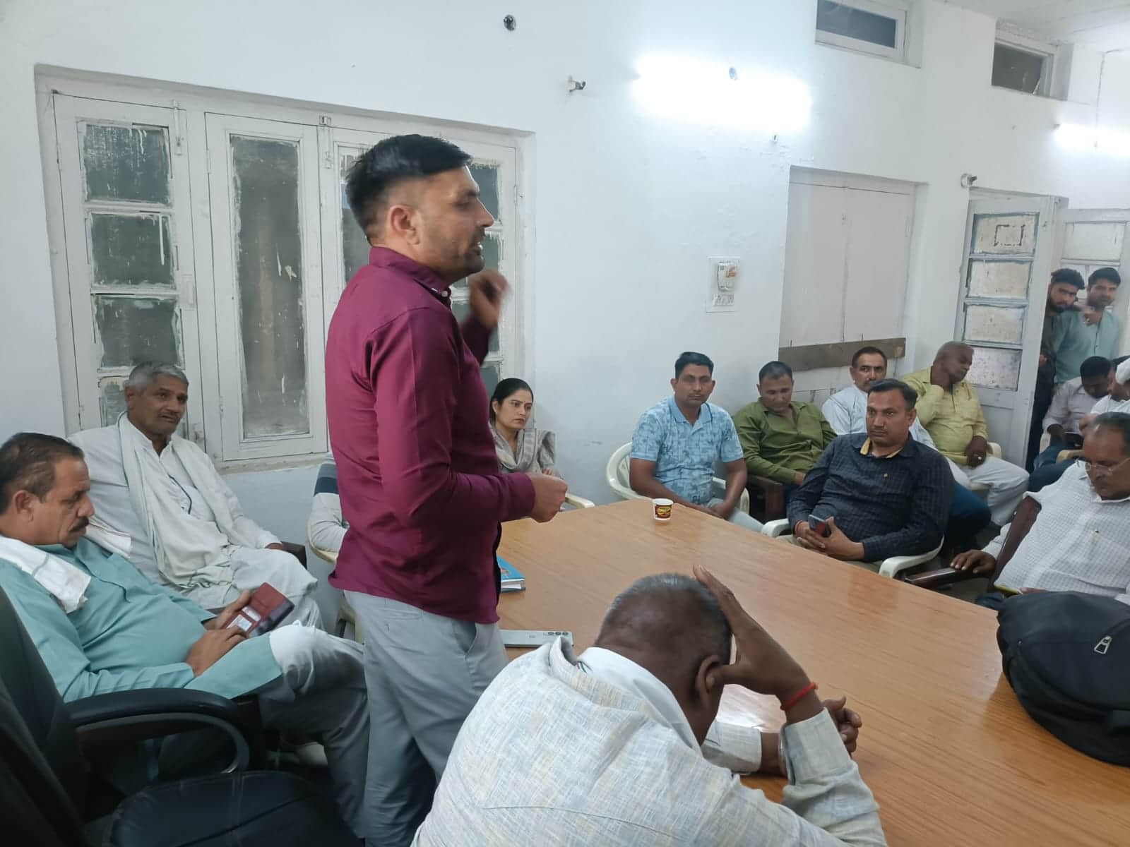 04-रोहतक के नहर भवन स्थित यूनियन कार्यालय में कर्मचारियों को संबोधित करते हरियाणा गवर्नमेंट पी