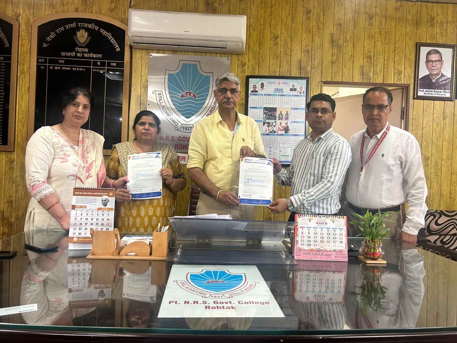 06-पं नेकी राम शर्मा राजकीय महाविद्यालय में निजी कंपनी के साथ एमओयू करते प्राचार्य प्रो. सुरेंद