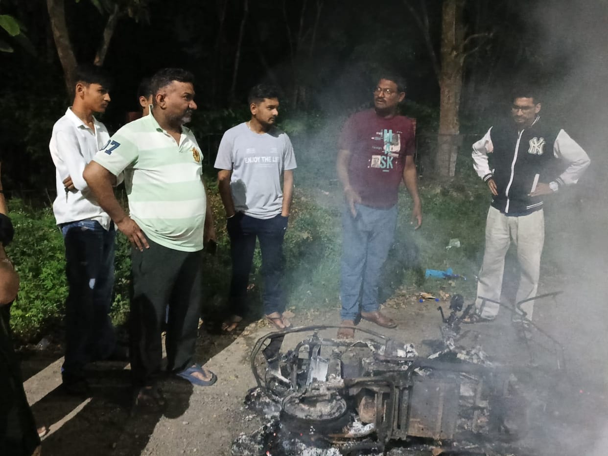 Electric scooter catches fire due to sparking in battery, two youths narrowly escape