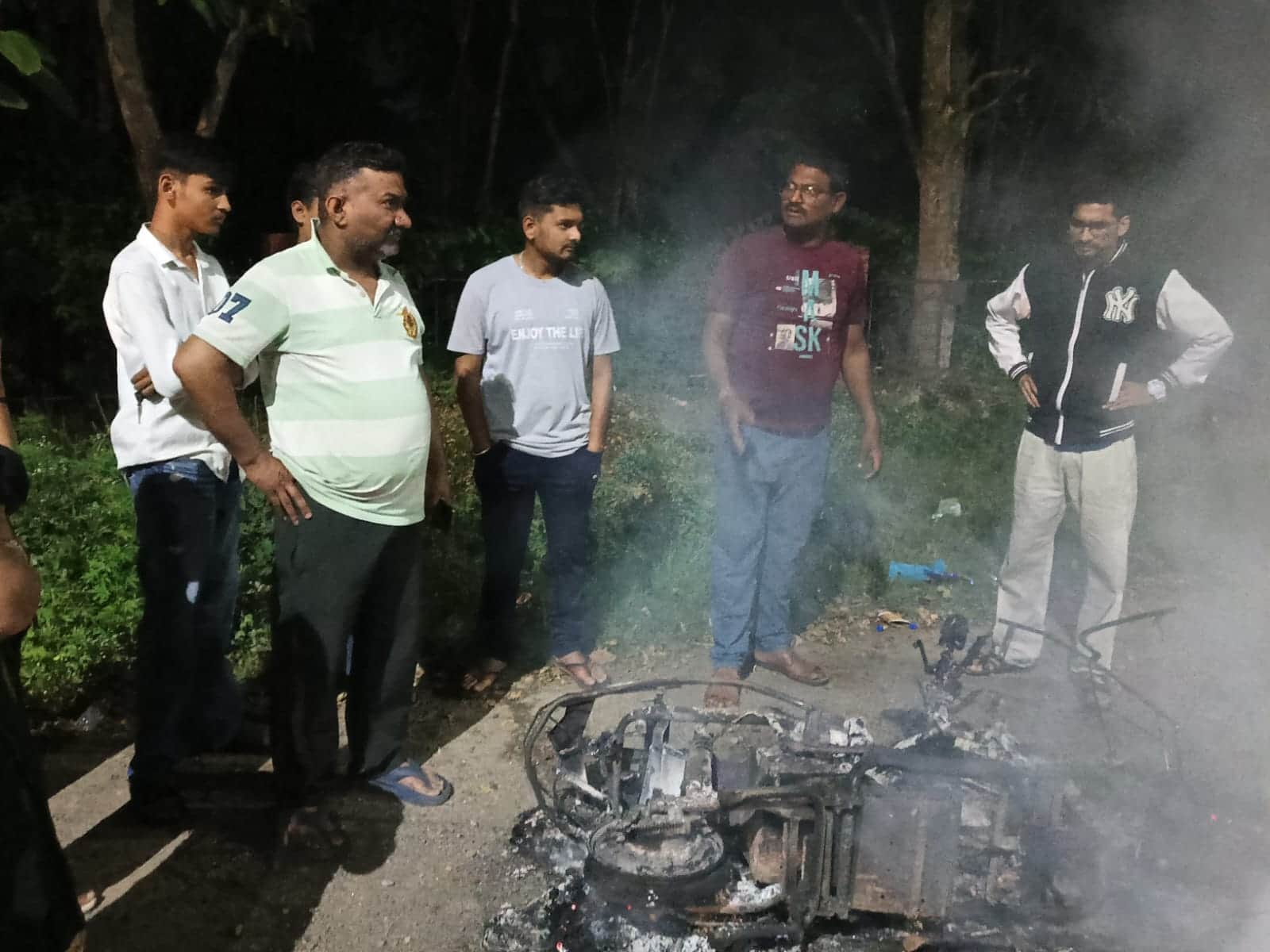 08-हनुमान जयंती पर यात्रा के दौरान इलेक्ट्रिक स्कूटी जलने के बाद घटनास्थल पर एकत्रित राहगीर। स्