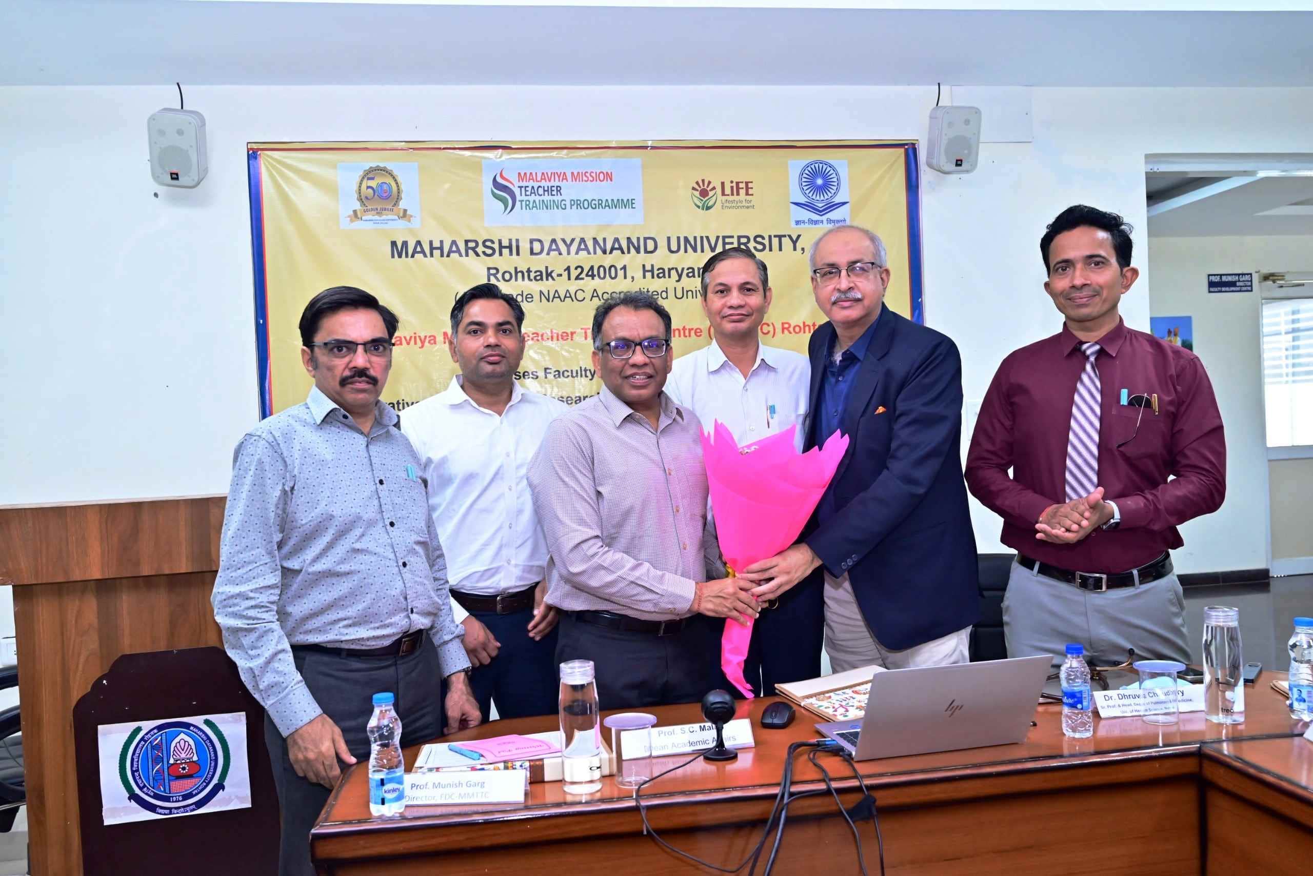 19-एमडीयू में पीजीआईएमएस के वरिष्ठ चिकित्सक डॉ. ध्रुव चौधरी को सम्मानित करते एमएमटीटीसी के निदे