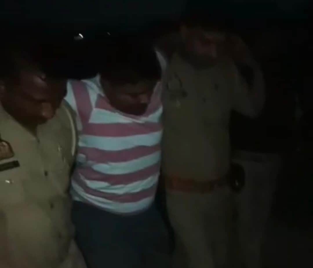 41 मुठभेड़ में घायल गो-तस्कर को ले जाती पुलिस। श्रोत-पुलिस