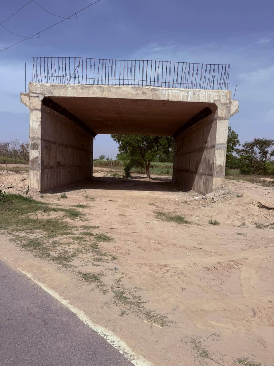 84 कोसी परिक्रमा मार्ग पर बरसांव के निकट बनकर तैयार हुआ अंडरपॉस का ढांचा। संवाद