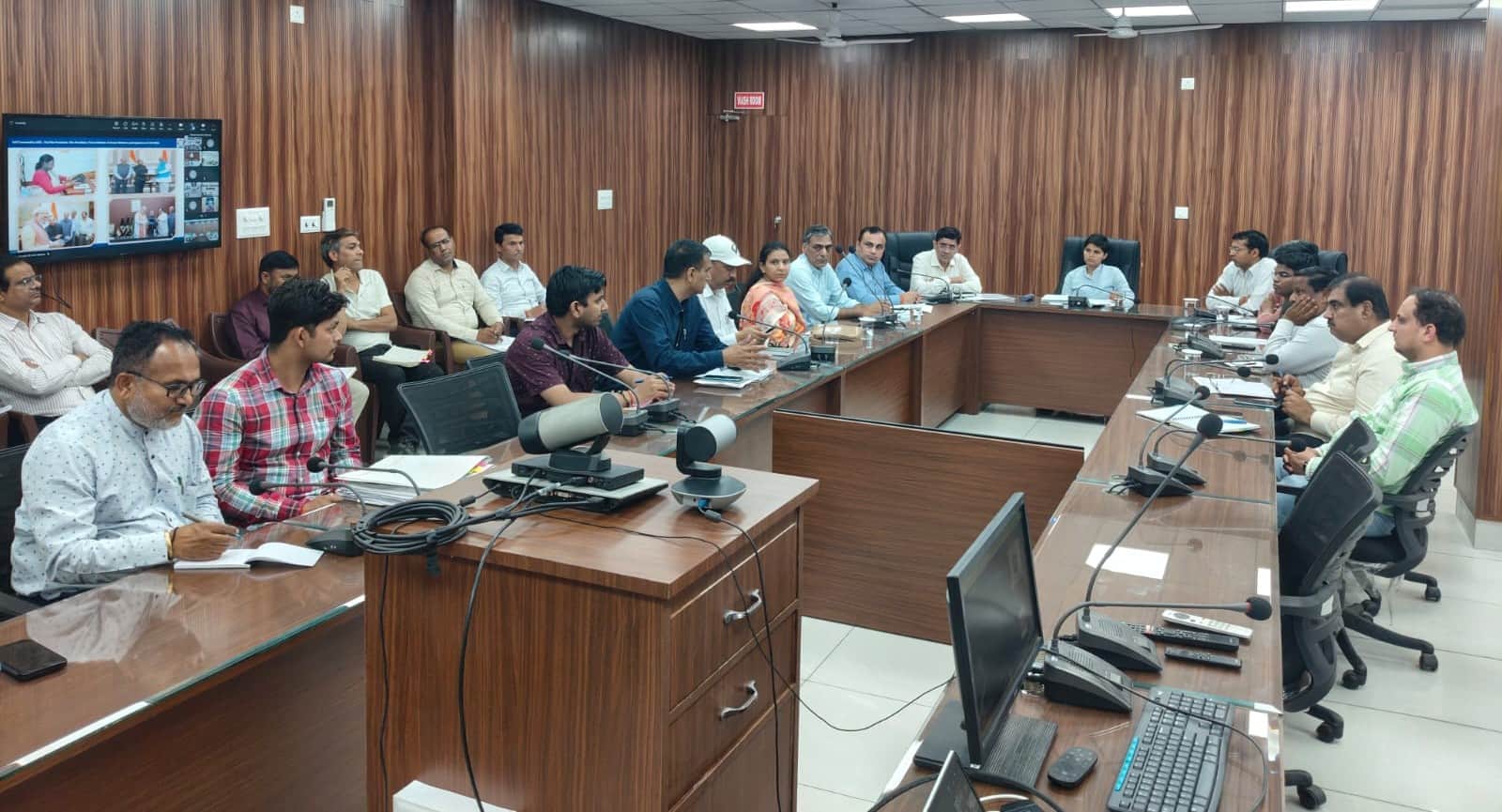 अधिकारियों के साथ बैठक करती डीसी प्रीति। डीआईपीआरओ