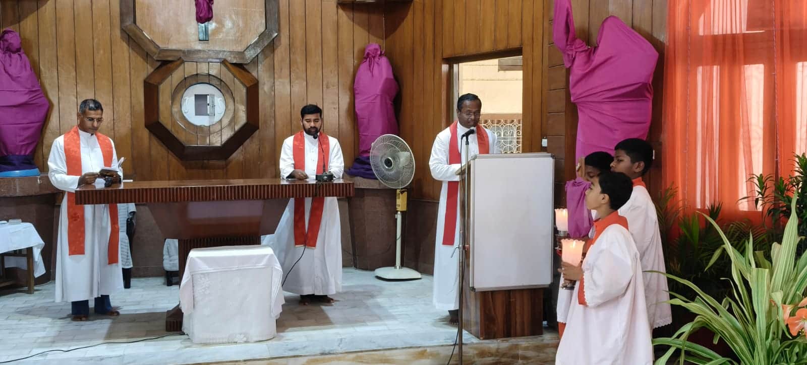 आगरा रोड स्थित सेंट फ्रांसिस जेवियर चर्च में प्रर्थना करते पादरी अरुल कुमार व अन्य। संवाद