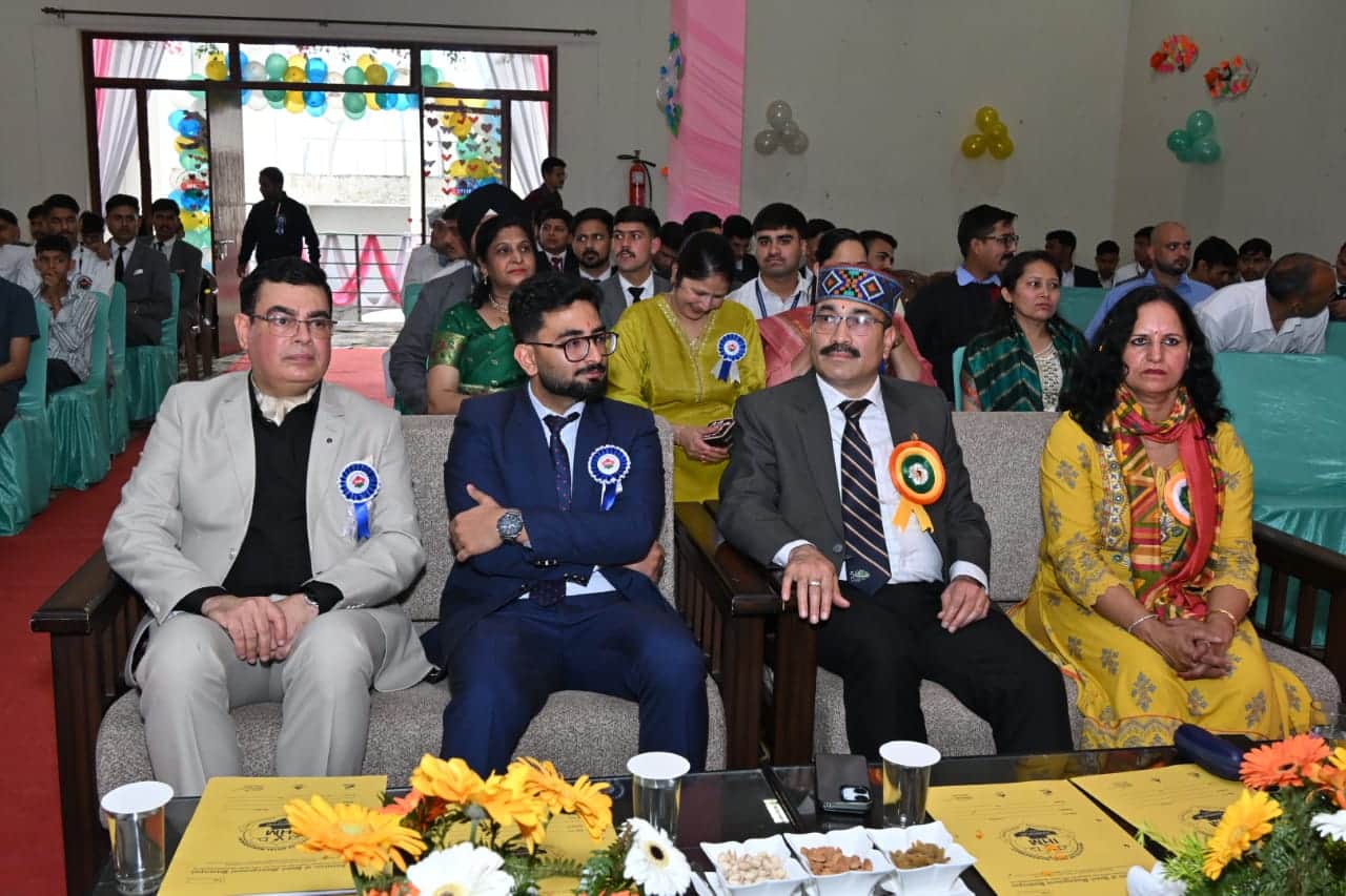 आईएचएम के  वार्षिक समारोह उड़ान में उपस्थित मुख्यतिथि व अन्य। स्रोत : जनसंपर्क विभाग