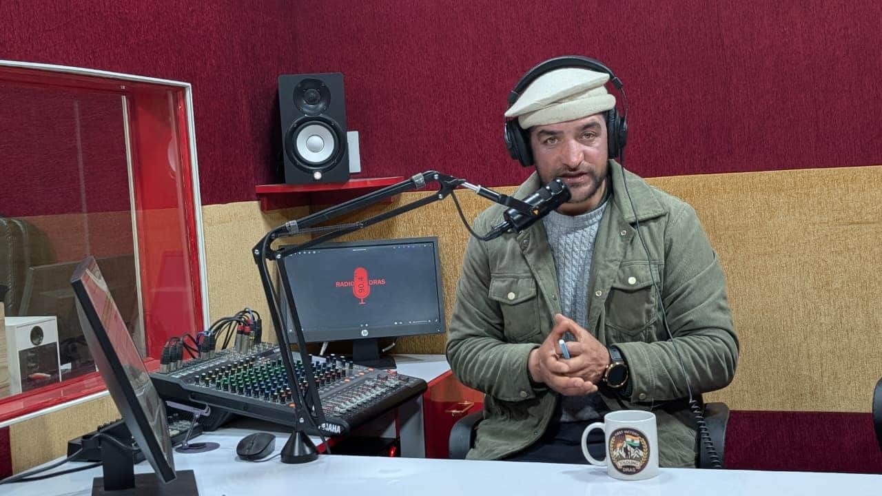 आरजे मोहम्मद सलीम द्रास के कम्युनिटी रेडियो स्टेशन में एक कार्यक्रम की मेजबानी करते हुए।स्रोत 