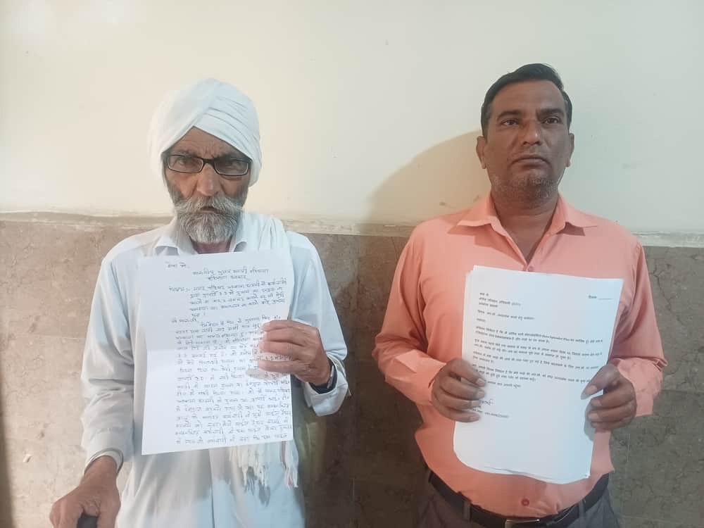 अंबाला छावनी के एसडीएम कार्यालय में परेशान होते लोग। संवाद